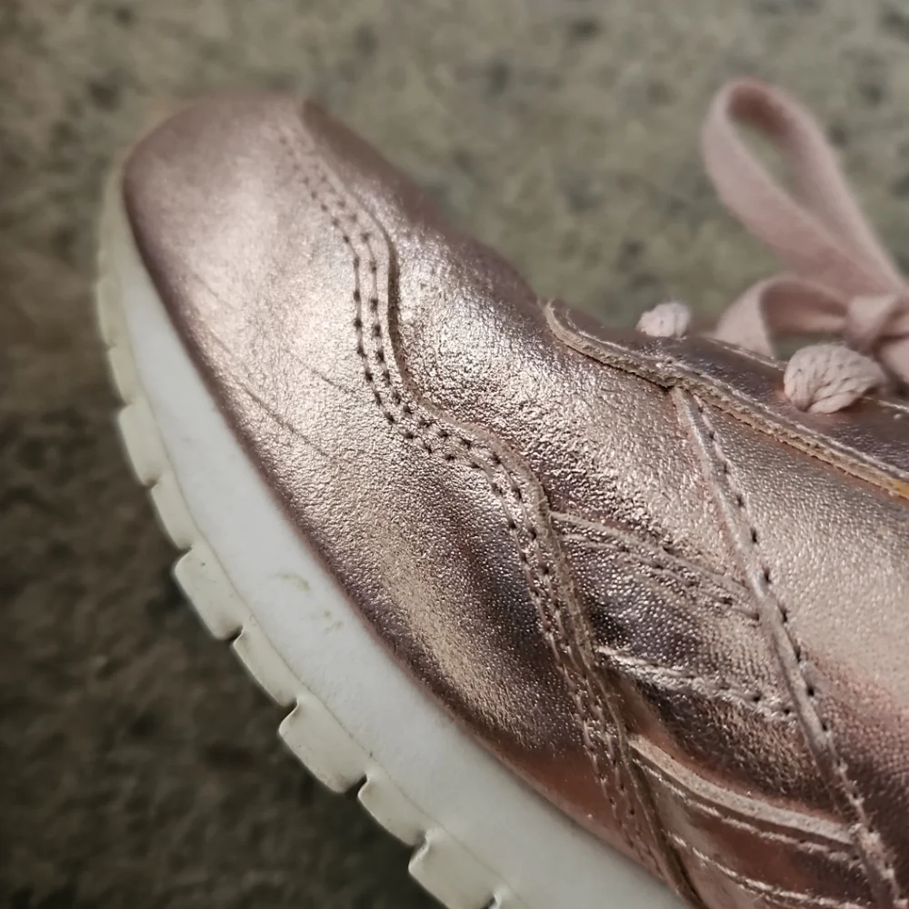 Reebok Womens Rose Gold Metallic Trendy Limited Edition Leather Sneaker 8